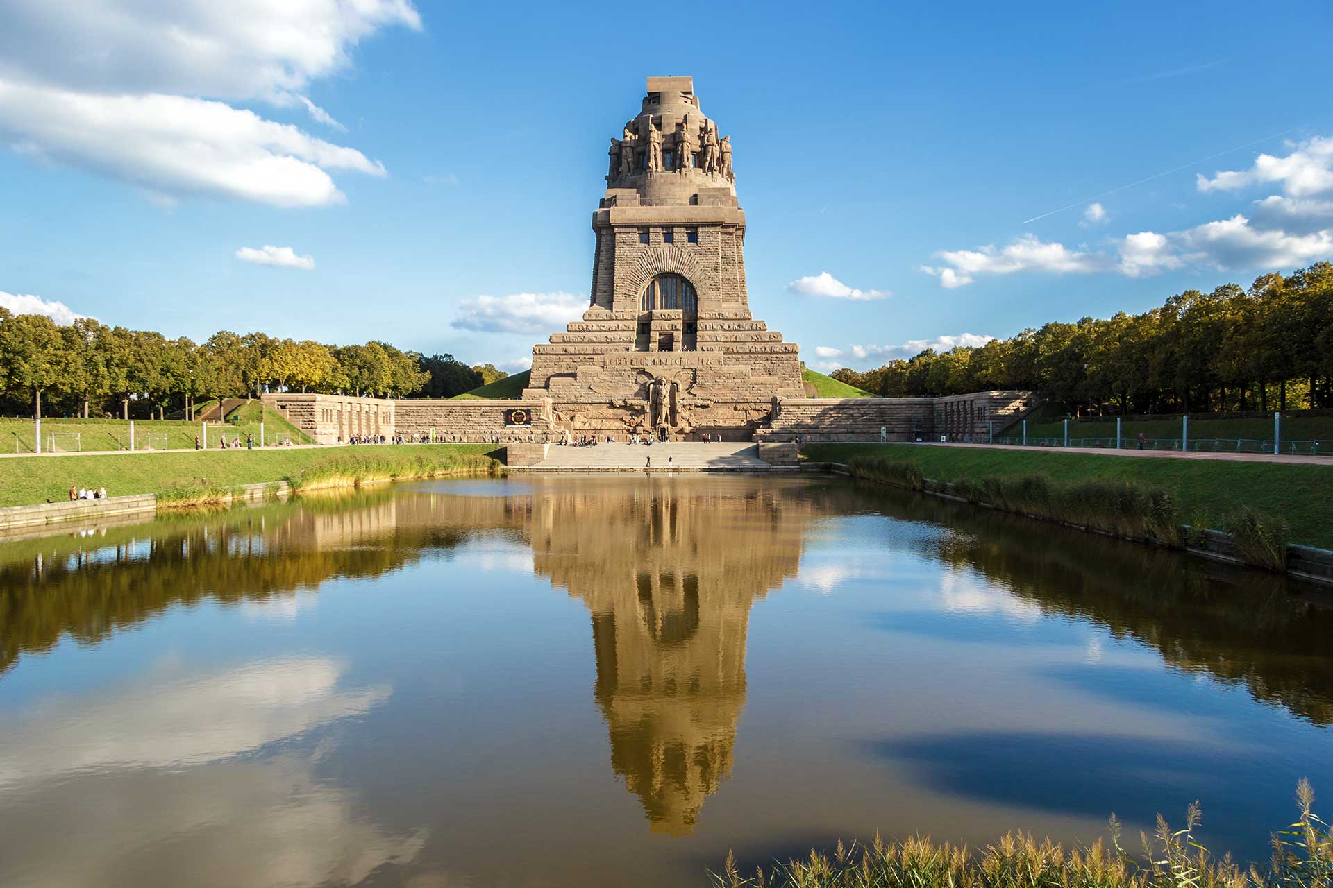 Völkerschlachtdenkmal mit See der Tränen