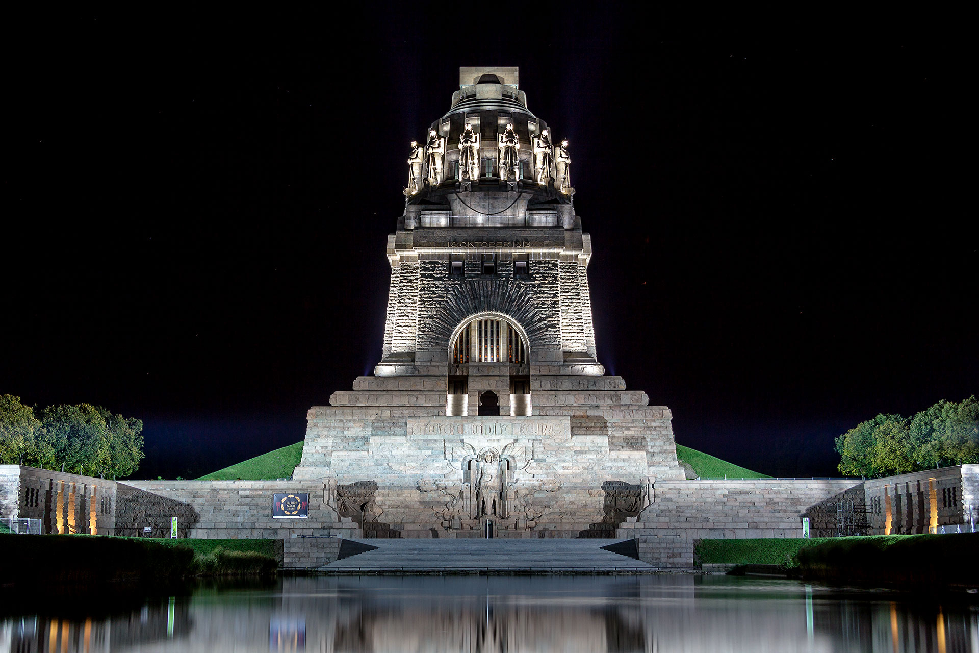Völkerschlachtdenkmal bei Nacht