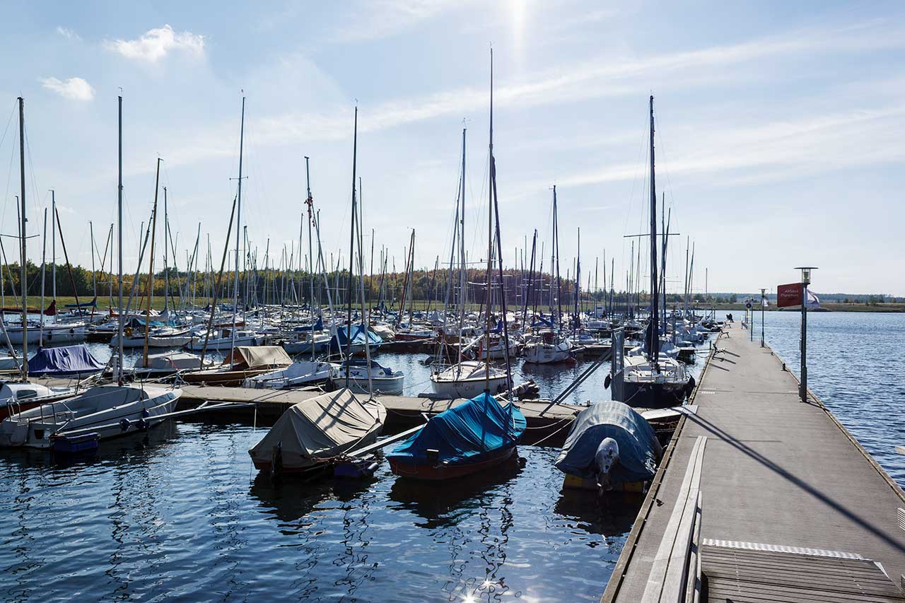 Segelboote am Cospudener See